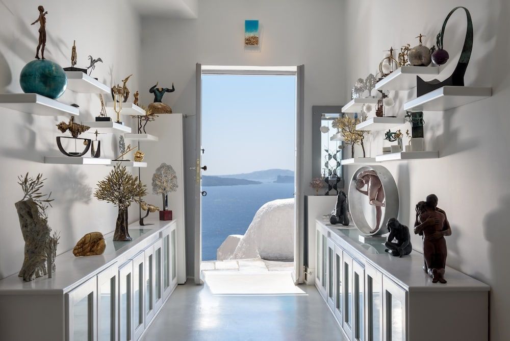 Oia Treasures Art Suites 2