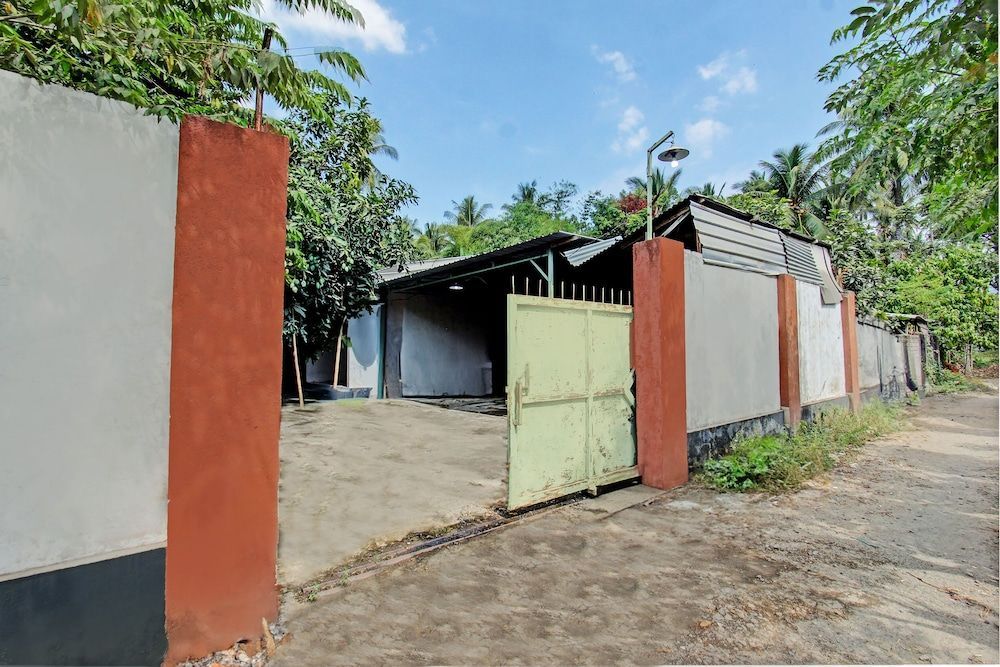 OYO Life 93058 Kos Subur 1