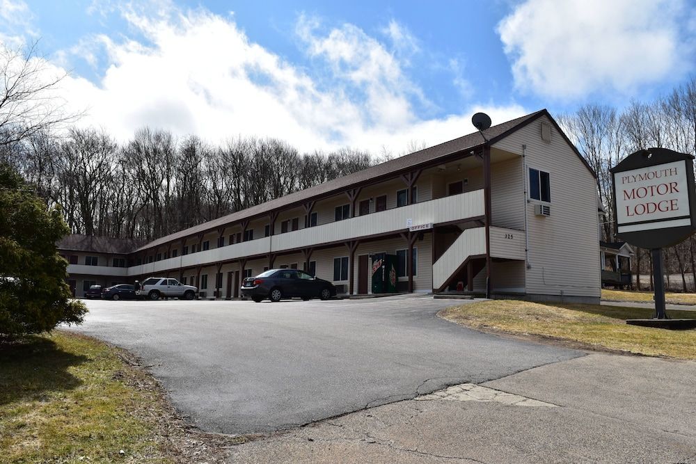 PLYMOUTH MOTOR LODGE 1