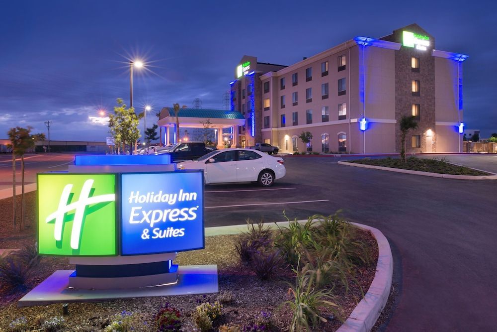 Holiday Inn Express & Suites BAKERSFIELD AIRPORT by IHG 1