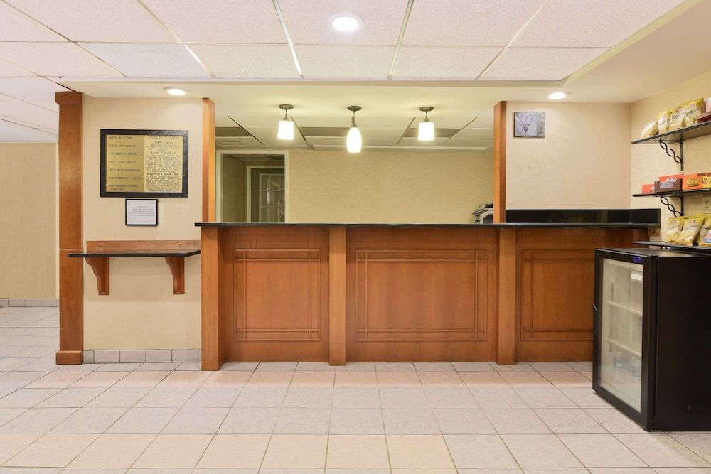 Howard Johnson by Wyndham Allentown/Dorney Hotel & Suites 2