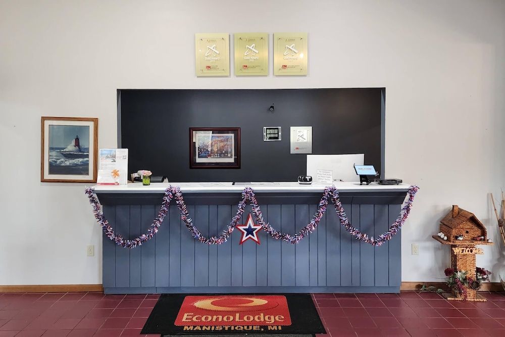 Econo Lodge Lakeshore 2