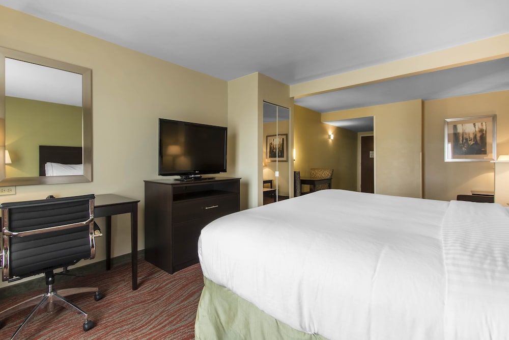 Holiday Inn Express & Suites CULLMAN by IHG 2