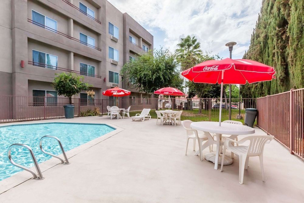 Ramada by Wyndham Bakersfield 1