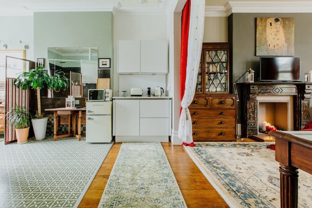 The Suite, 82 Cathedral, Private Parking 1