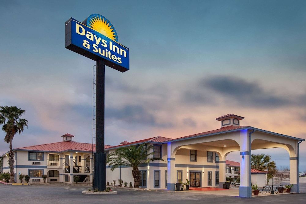 Days Inn & Suites by Wyndham Braunig Lake 1