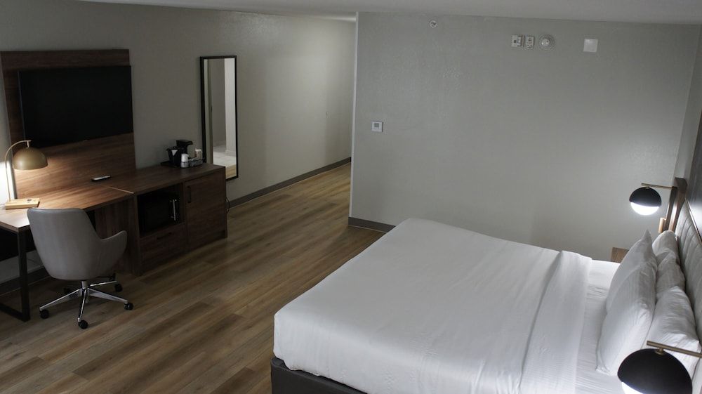 La Quinta by Wyndham Knoxville Central Papermill 1