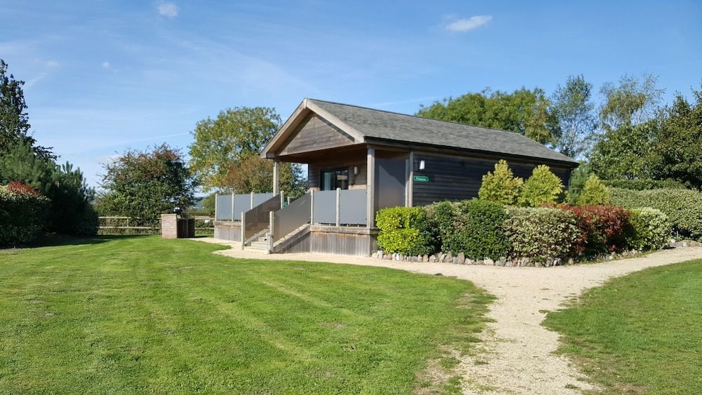 Tor Farm Lodges - Private Hot Tubs, Shared Seasonal Outdoor Pool, Dog Friendly 1