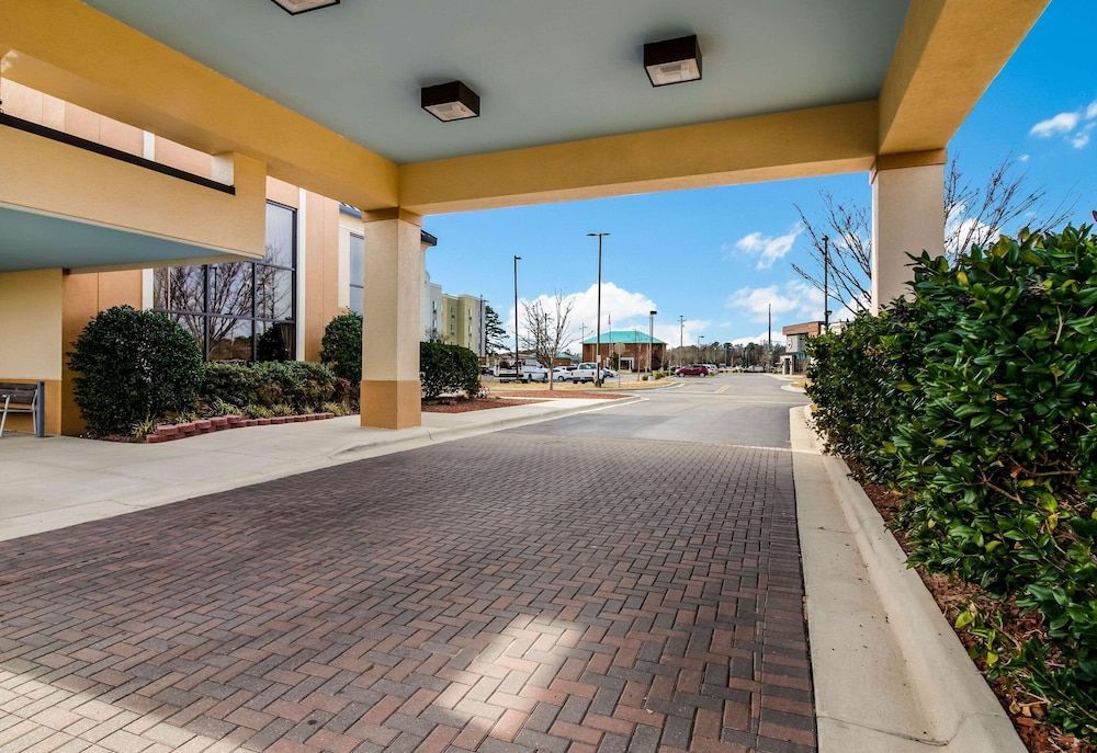 Clarion Pointe New Bern 1