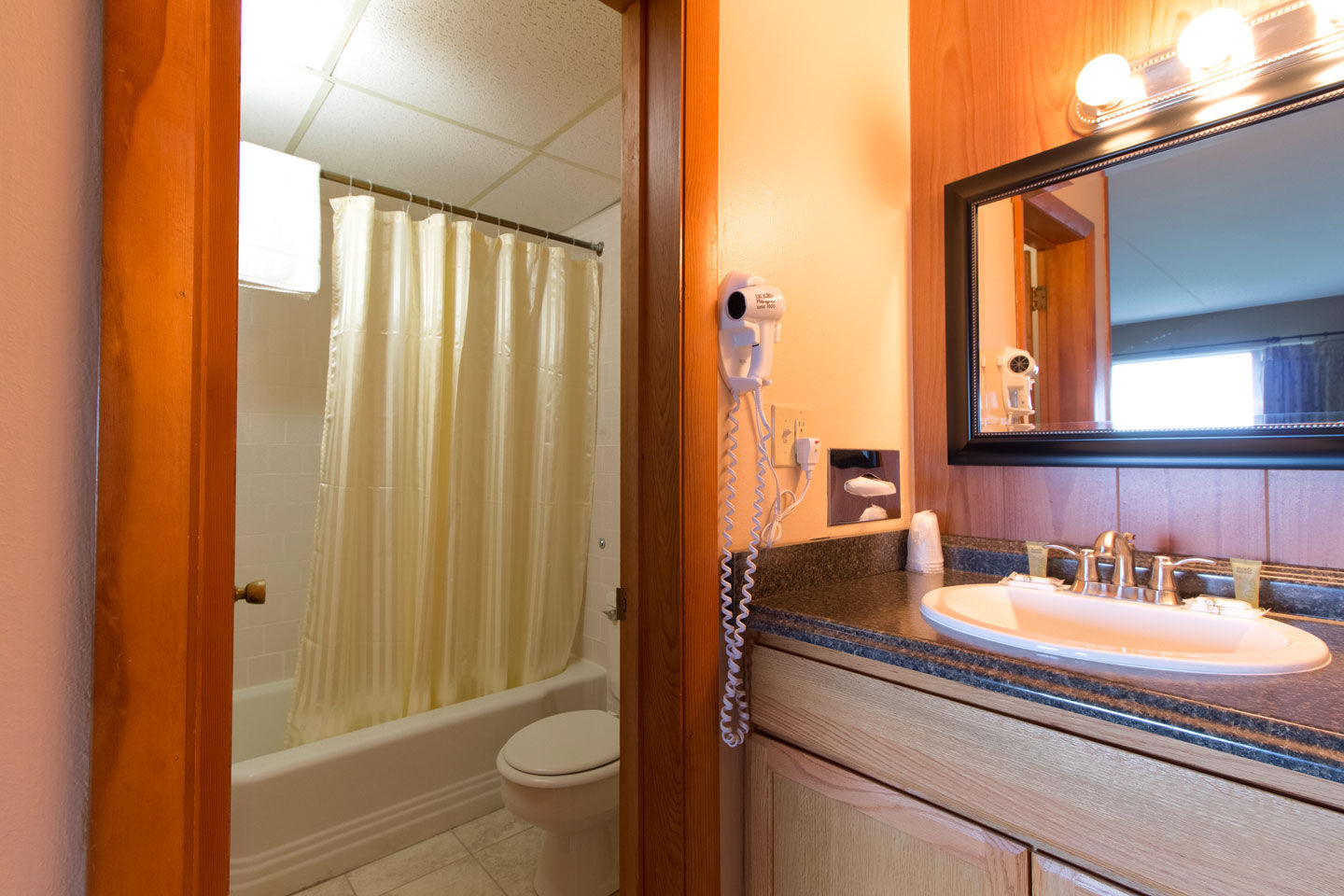 Half Moon Motel & Cottages 2