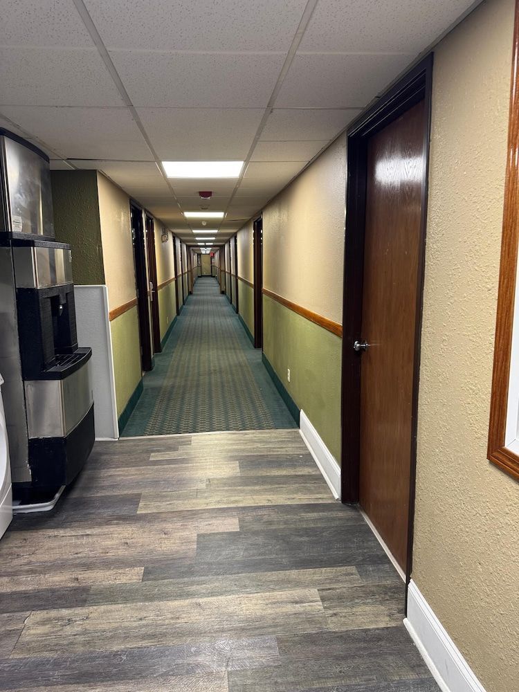 Super 8 by Wyndham Mendota I-39 2