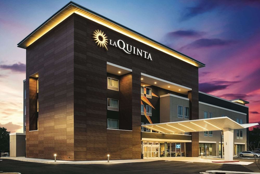 La Quinta Inn & Suites by Wyndham Atlanta South - McDonough 1