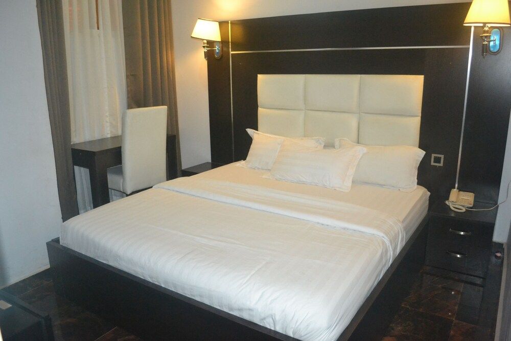 Mac Dove Lounge & Suites ltd 1