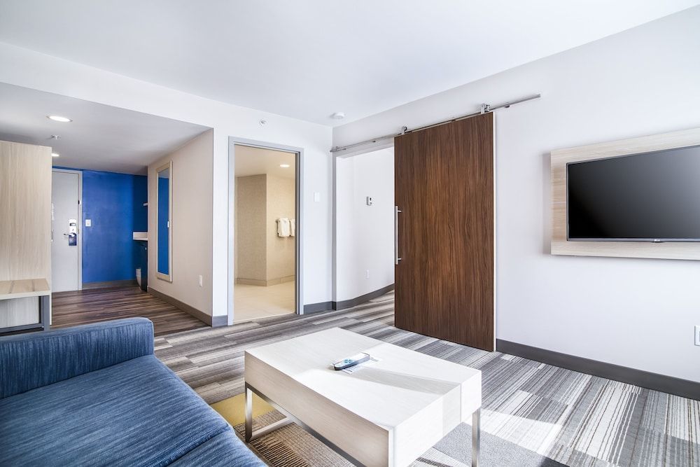 Holiday Inn Express & Suites LANGLEY by IHG 2