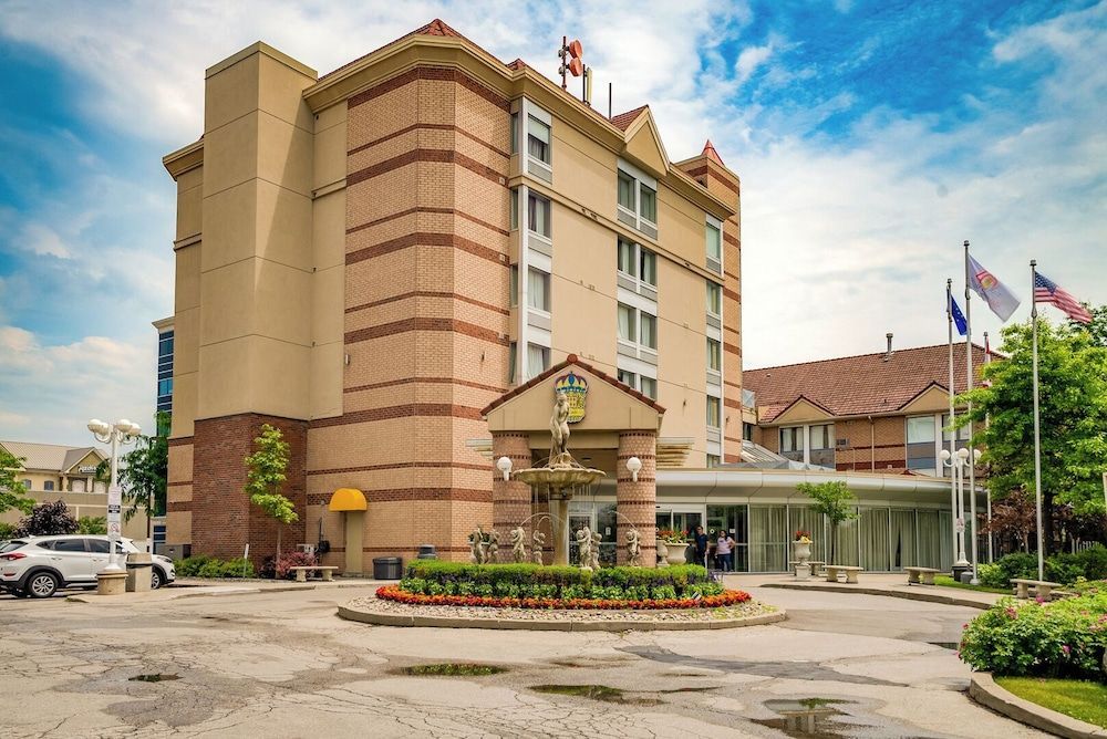 Monte Carlo Inn Airport Suites 1
