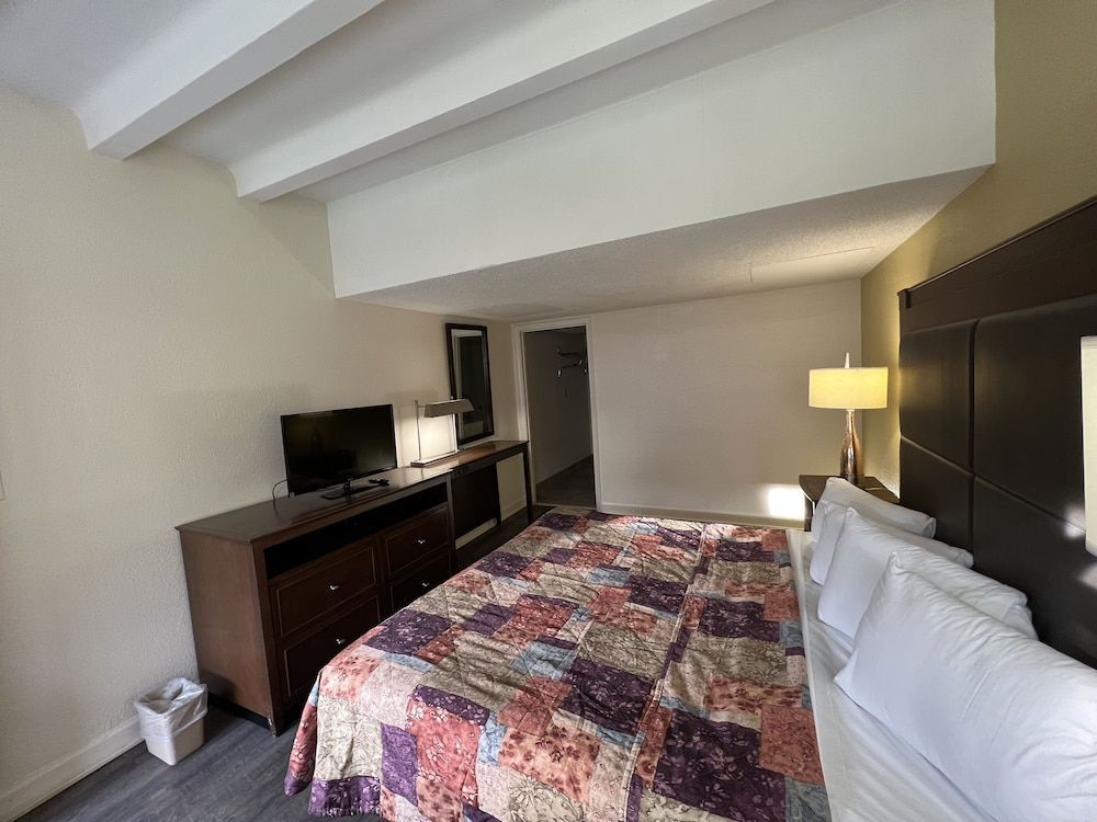 James River Inn & Suites 2