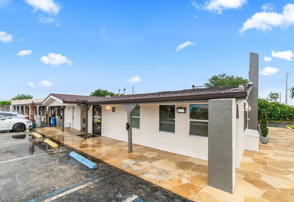 Super 8 by Wyndham Lantana West Palm Beach 1