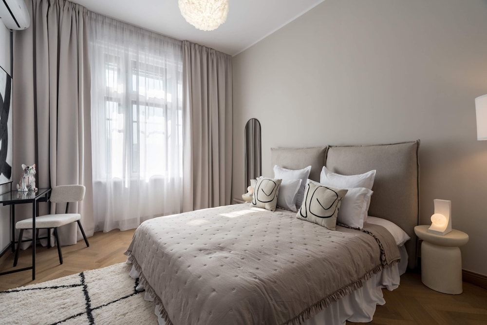 Calea 3BR Victoriei Stunner - Two Living Rooms - Balconies on the Avenue 2