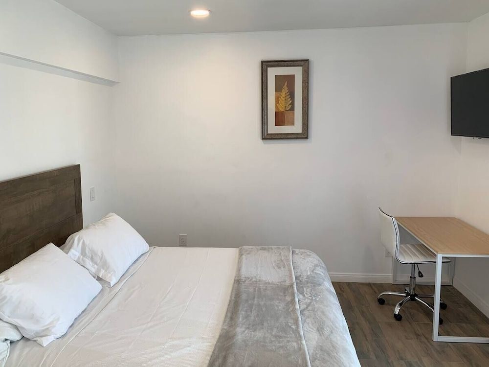 Pine Ave Inn 1