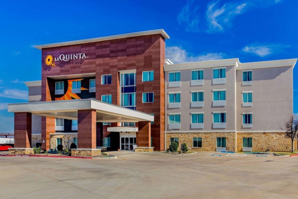 La Quinta Inn & Suites by Wyndham Northlake Ft. Worth 1