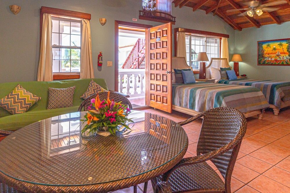 Blue Tang Inn - Beachfront Suites and Pool 2