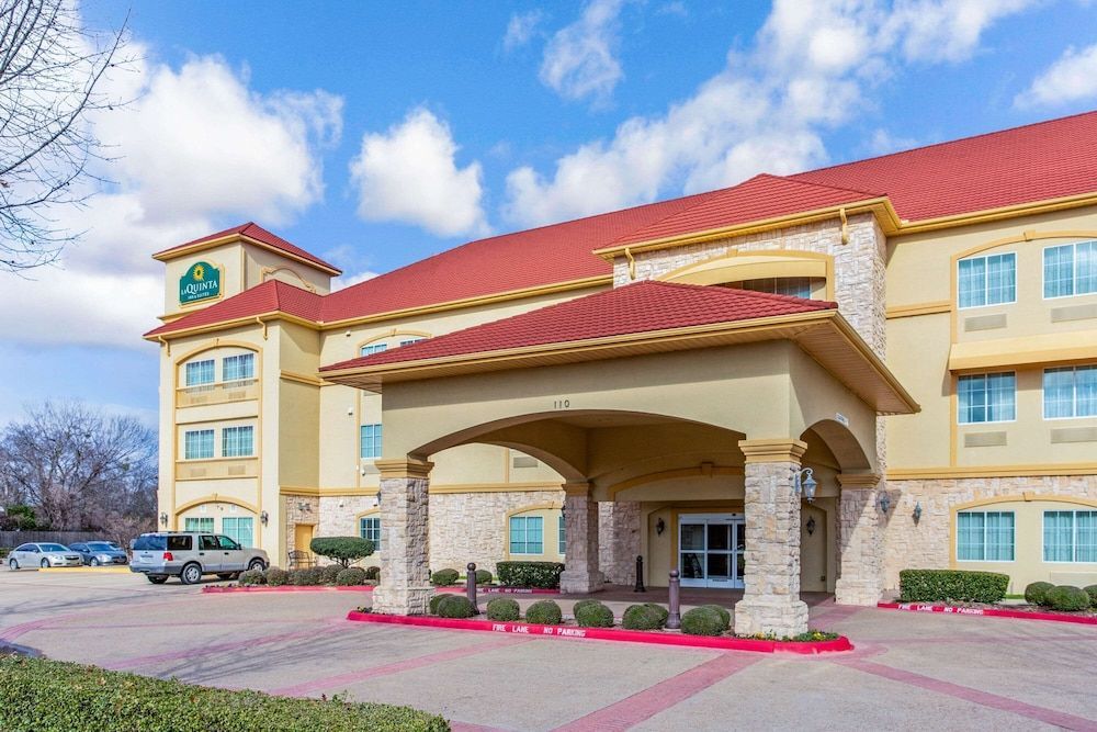 La Quinta by Wyndham Ennis 1