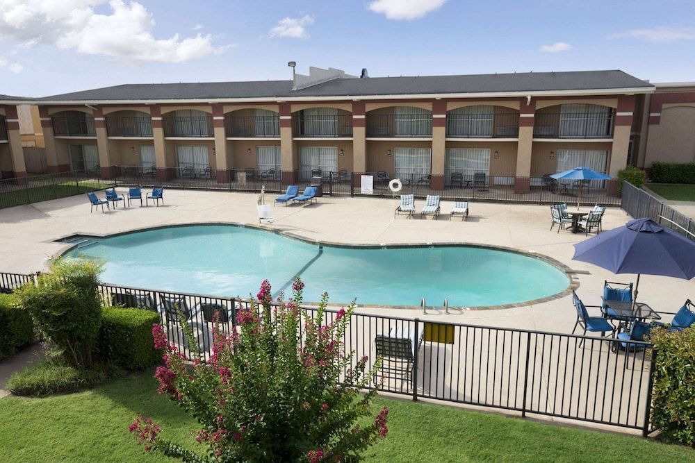 Howard Johnson by Wyndham Oklahoma City OKC Airport, Near Fairgrounds, I40, Free Hot Breakfast, and Pool 1