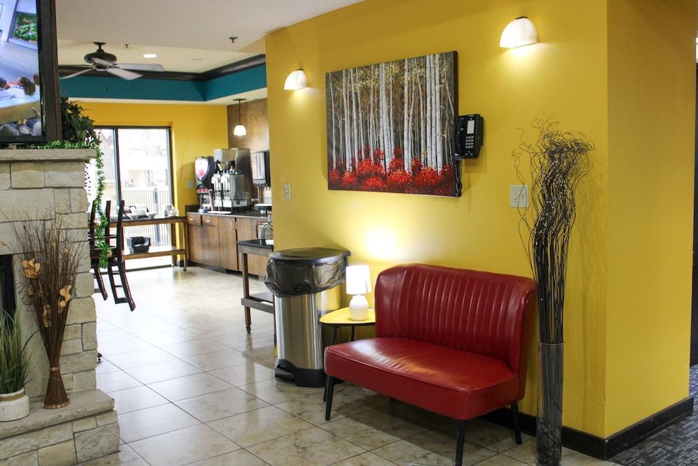 Parkwood Inn & Suites 2