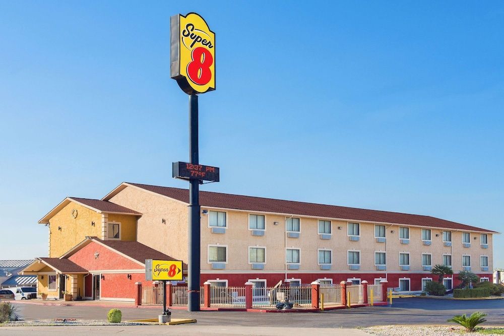 Super 8 by Wyndham San Antonio/I-35 North 1