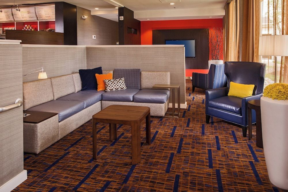 Courtyard by Marriott Richmond West 2