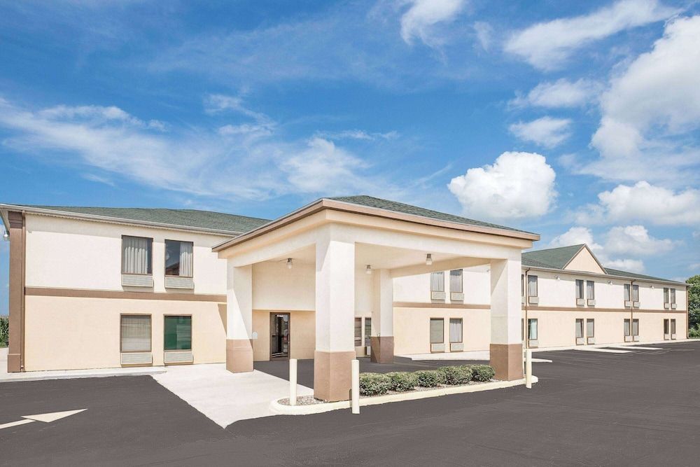 Super 8 by Wyndham Galesburg 1