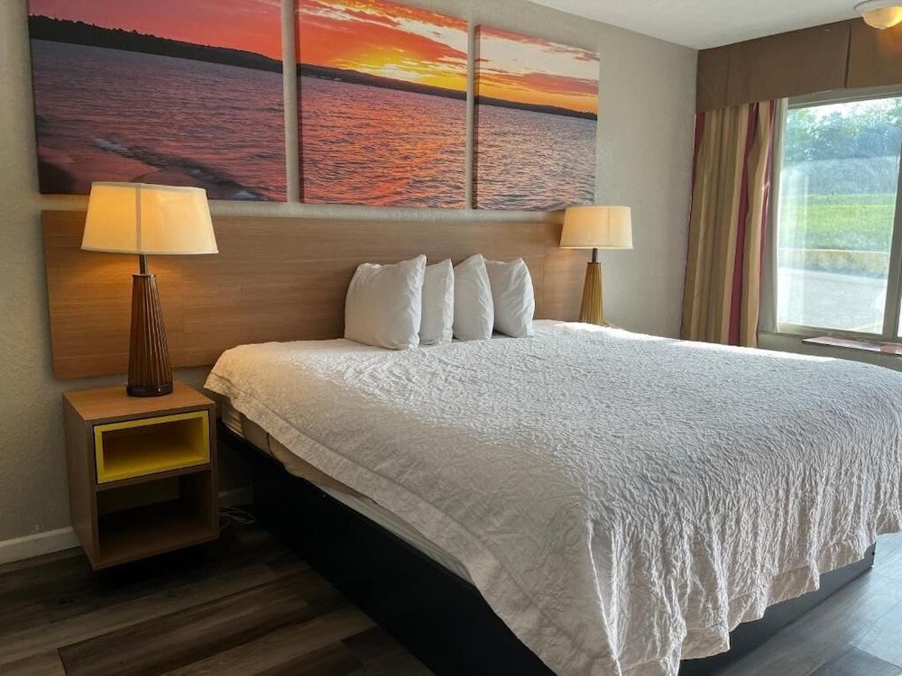 Days Inn & Suites by Wyndham Dayton North 2