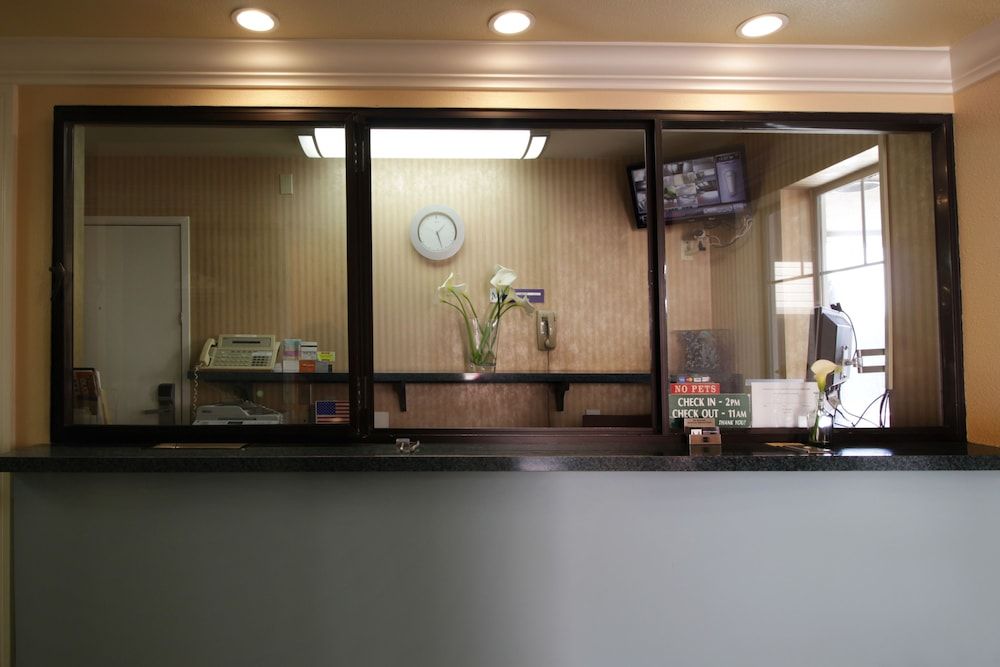 Mirage Inn & Suites 2