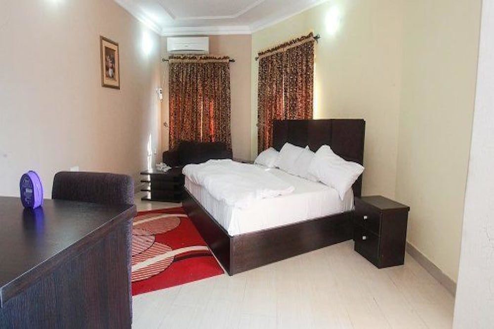 Carleton Hotel & Suites 1