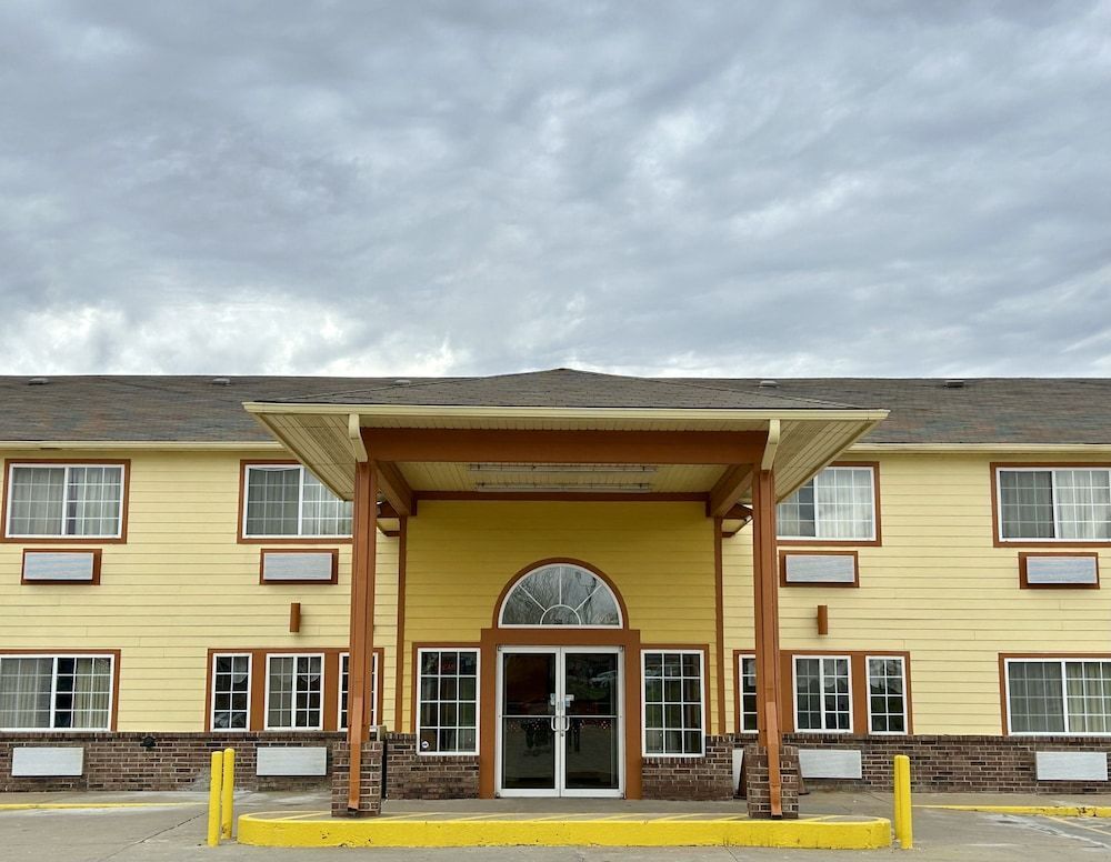 Super 8 by Wyndham Platte City Kansas City Area 1
