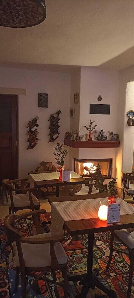 Rebetiko Hotel 2