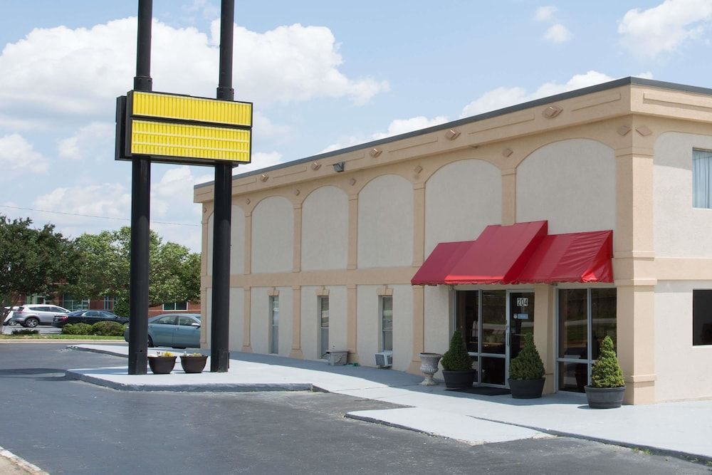 Super 8 by Wyndham Greensboro 1