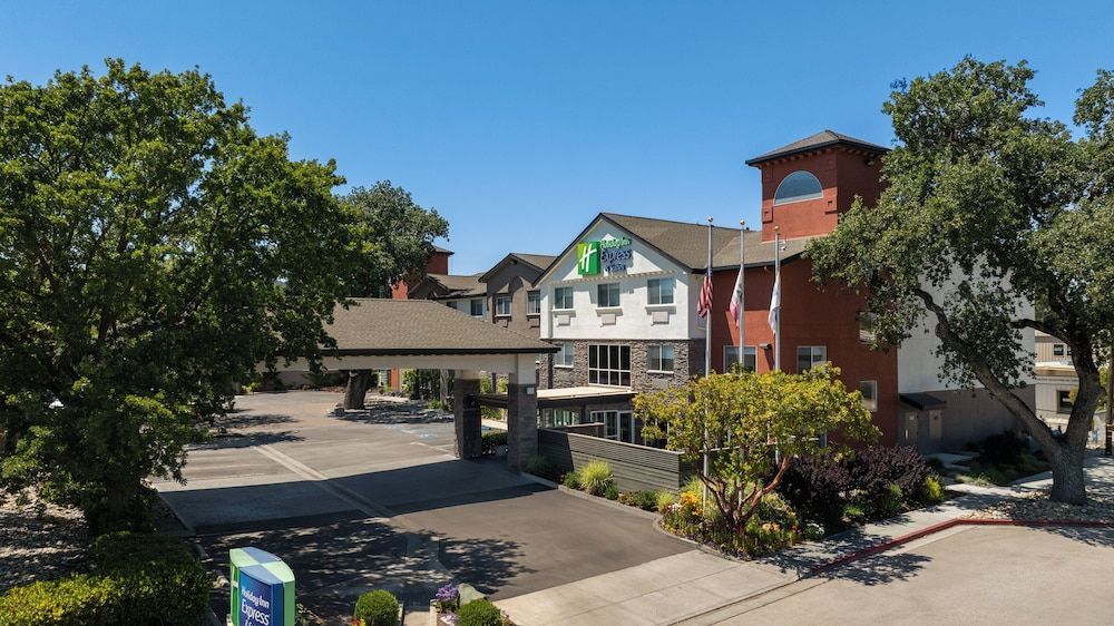 Holiday Inn Express & Suites PASO ROBLES by IHG 1