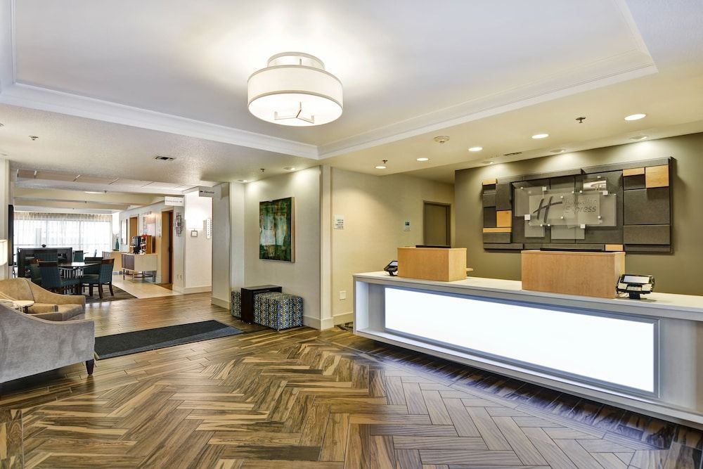 Holiday Inn Express & Suites MILWAUKEE-NEW BERLIN by IHG 2