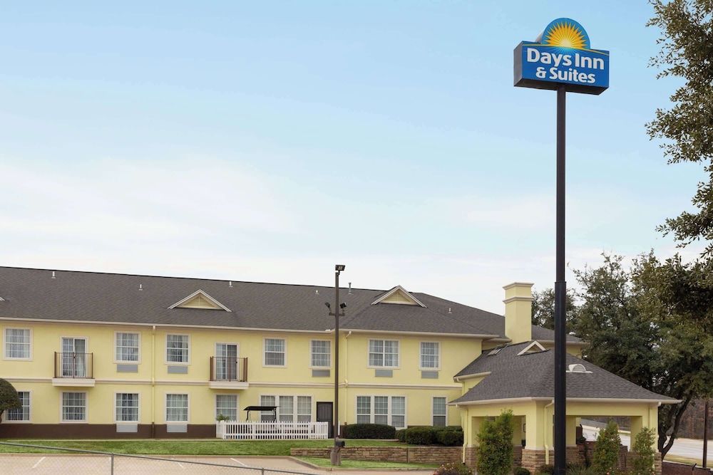 Days Inn & Suites by Wyndham DFW Airport South-Euless 1