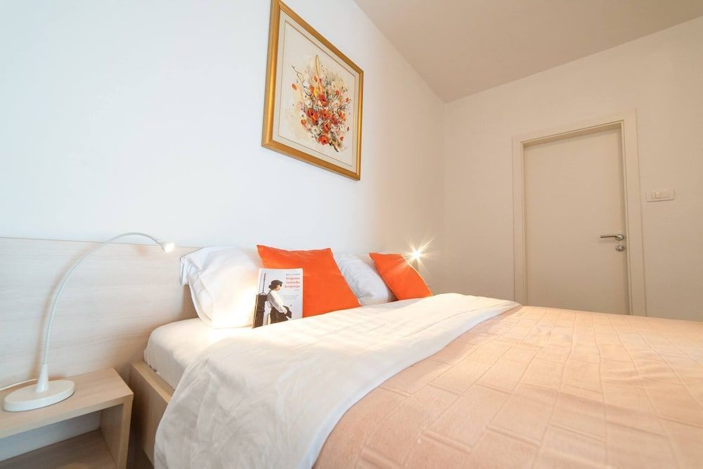 Apartmani D & J with Heated Pool & Stunning Sea View 2