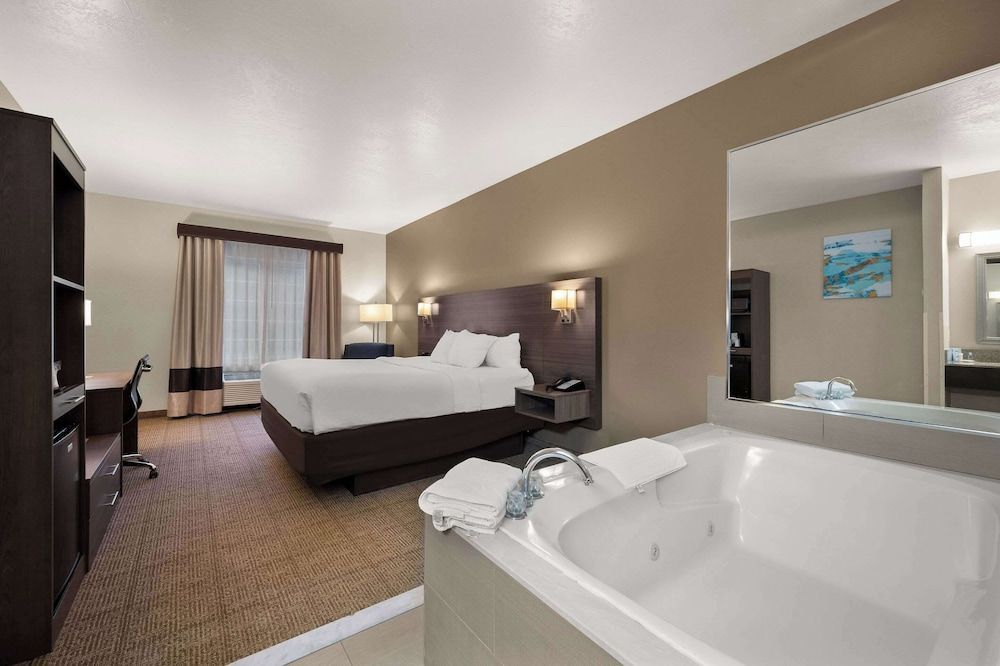 Comfort Inn & Suites Fenton 1
