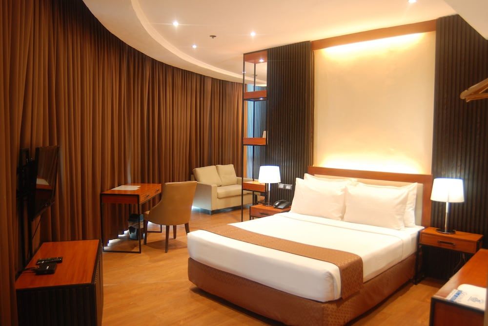 Golden Peak Hotel & Suites 1