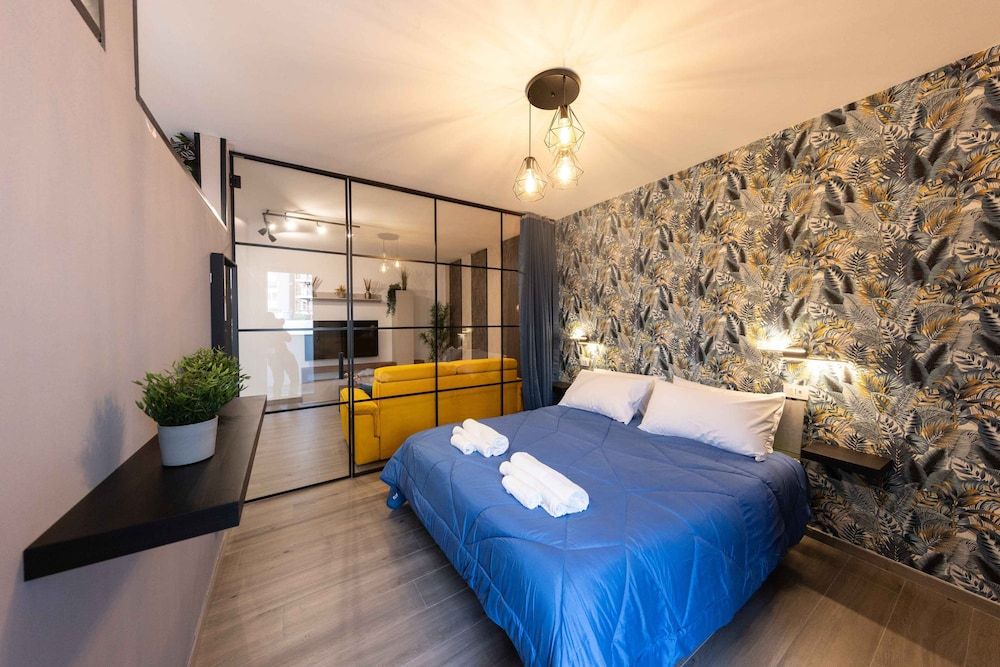 Urban Chic Luxury Suite Apartments 1