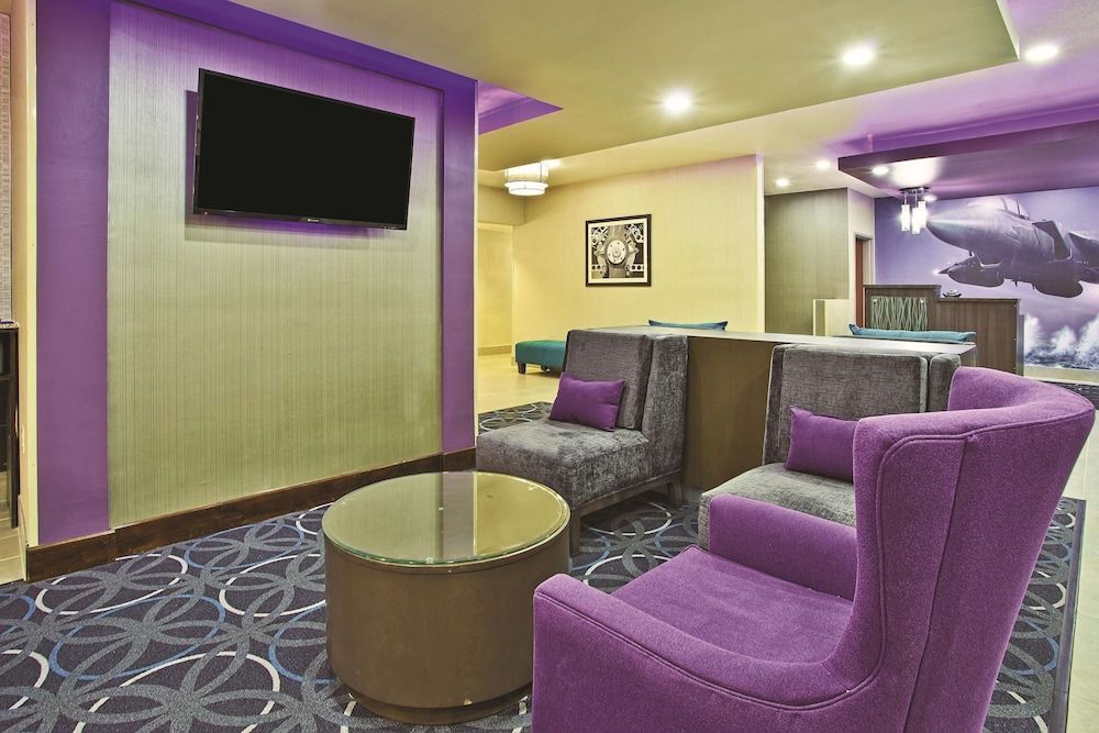 La Quinta Inn & Suites by Wyndham Fairborn Wright-Patterson 2