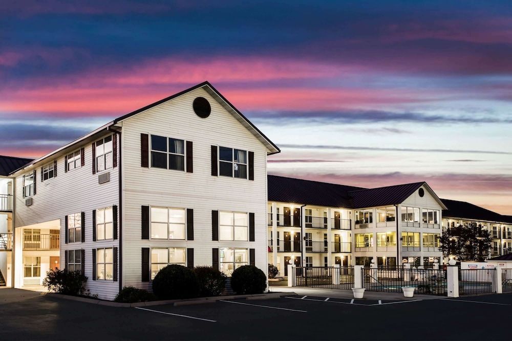 Super 8 by Wyndham Sevierville Riverside 1