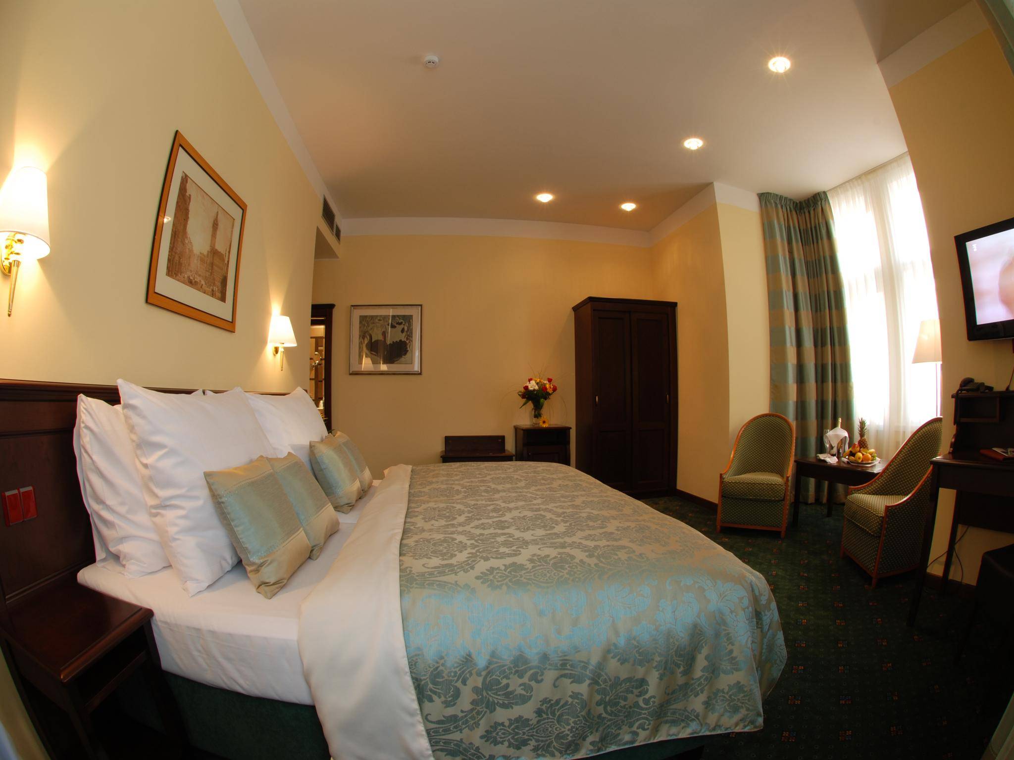 EA Hotel Downtown 1