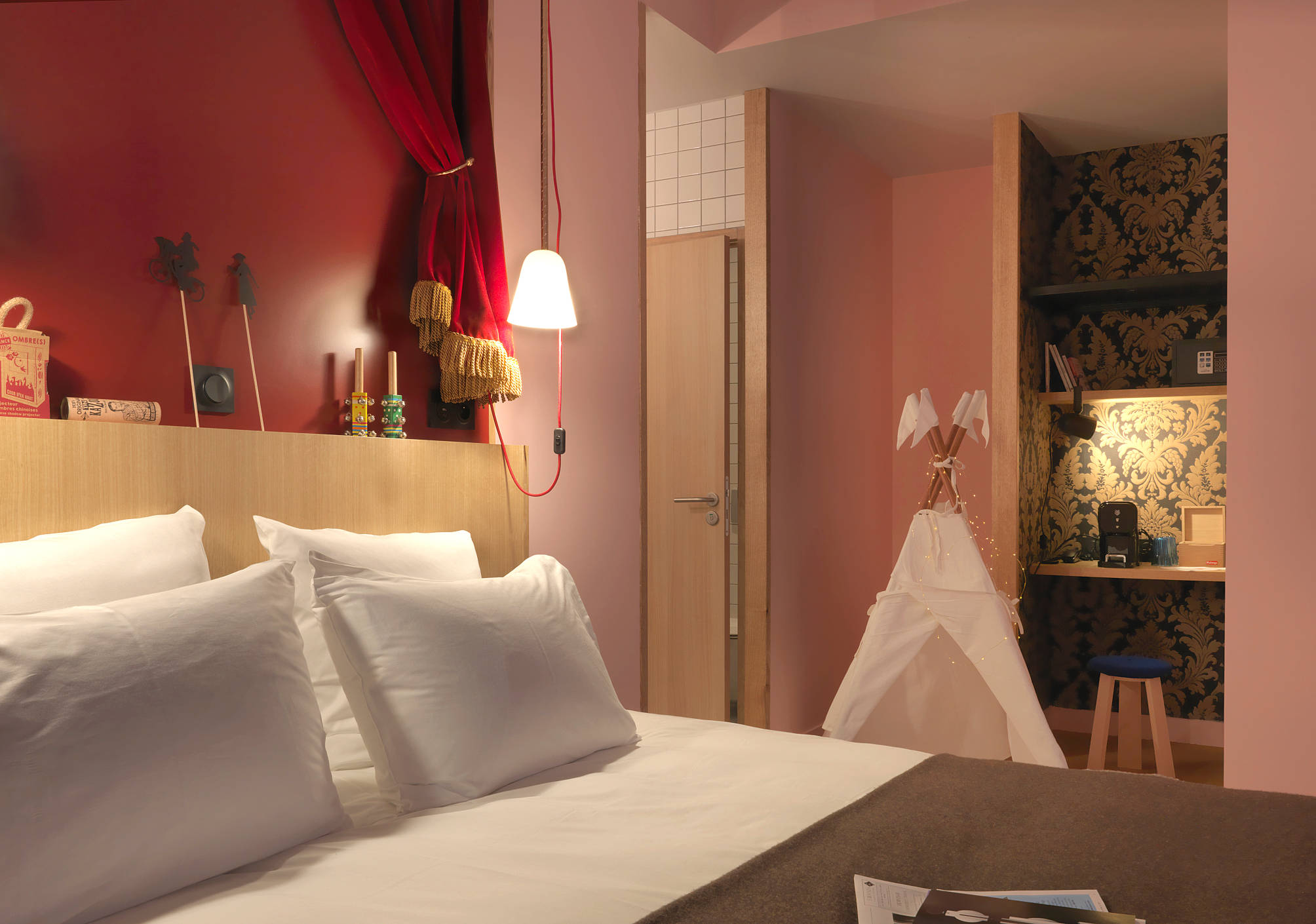 MOB HOTEL Paris Les Puces 1