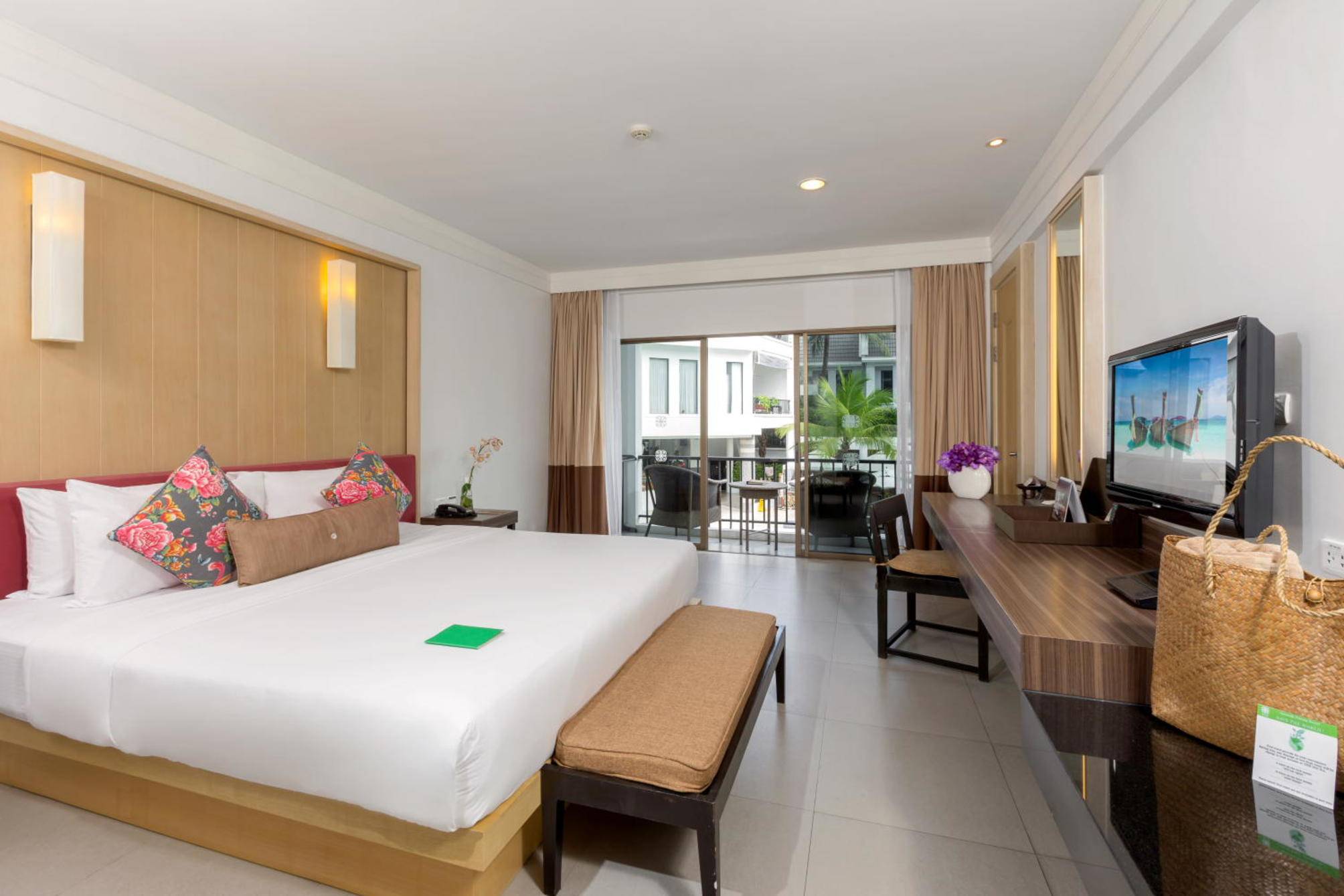 Sawaddi Patong Resort & Spa by Tolani 2