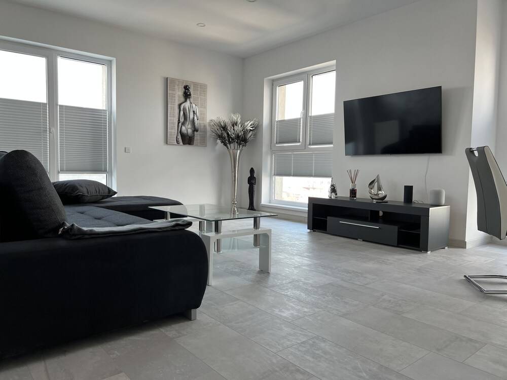 Stunning 2-Room Penthouse Lakeview W11 1